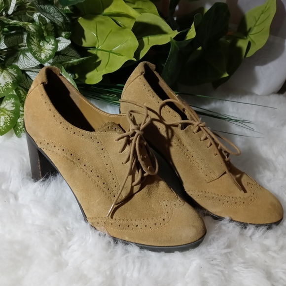 Tommy Hilfiger tie-up, wedged-heel shoes. - Picture 3 of 5